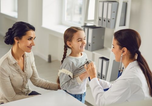 What does a pediatric physiotherapist do?